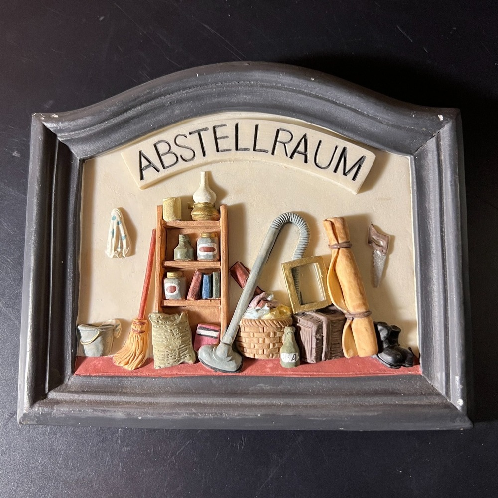 German Holzschnitzerei Abstellraum Vtg Resin Wall Plaque Folk Art 3D Schuster